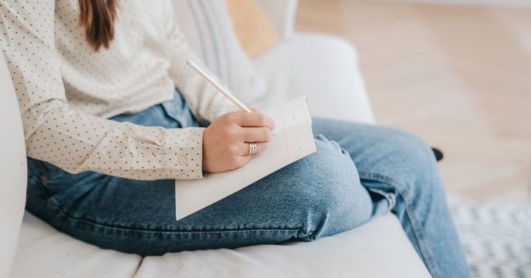 How to Start a Productivity Journal and Make It a Daily Practice (+ 25 Writing Prompts) - How to Write a Letter to Your Future Self - microlearning