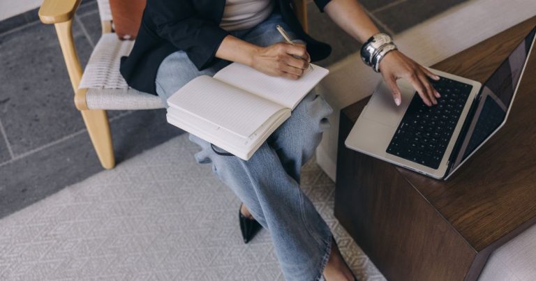 4 AI Business Ideas for Bloggers to Create New Income Streams